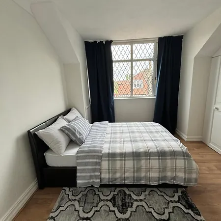 Guest house Spacious 3 Bedroom Semi-detached House Carshalton