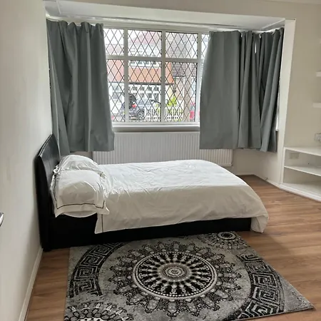 Guest house Spacious 3 Bedroom Semi-detached House *