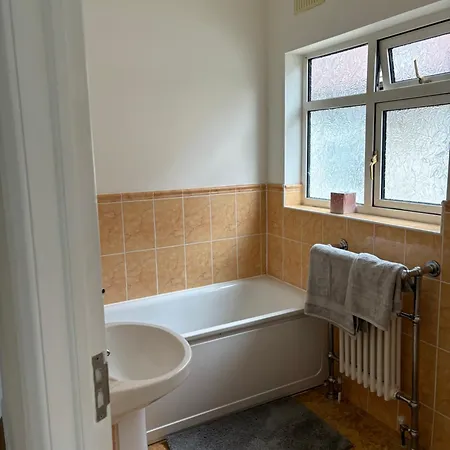Spacious 3 Bedroom Semi-detached House * Carshalton