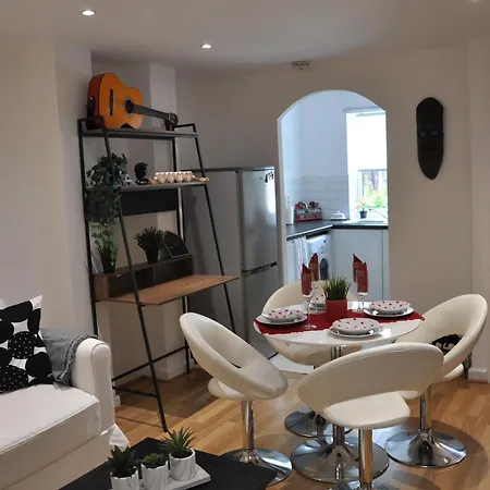 Modern Ground Floor In Canary Wharf, Free Parking
