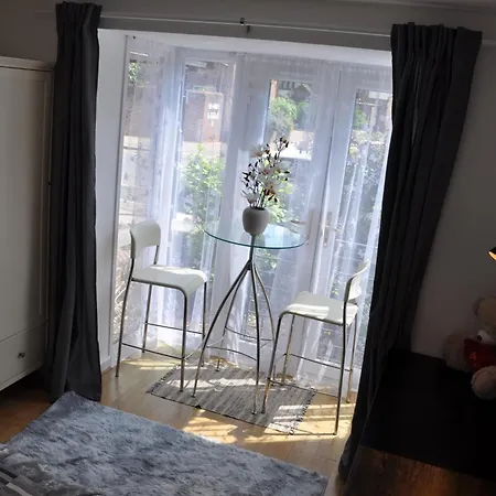 Modern Ground Floor In Canary Wharf, Free Parking Apartment London