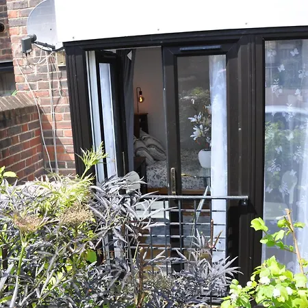 Modern Ground Floor In Canary Wharf, Free Parking *