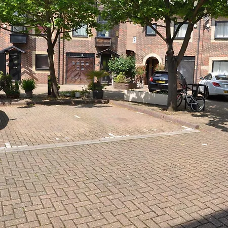 Modern Ground Floor In Canary Wharf, Free Parking London