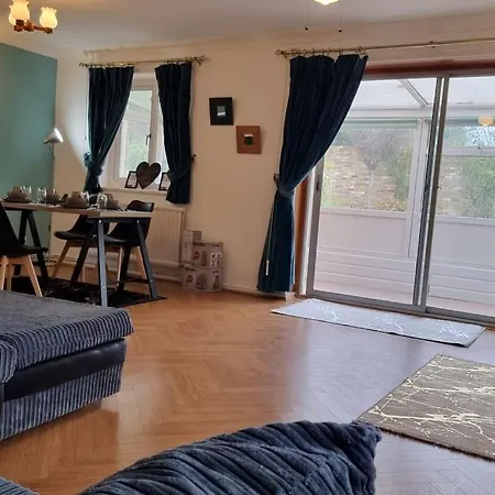Spacious 2 Bed *