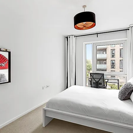 Stylish Flat In Battersea Reach Apartment *