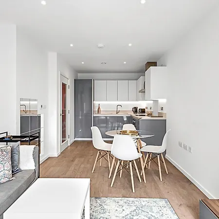 Stylish Flat In Battersea Reach Apartment London