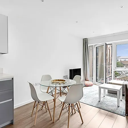 Stylish Flat In Battersea Reach *