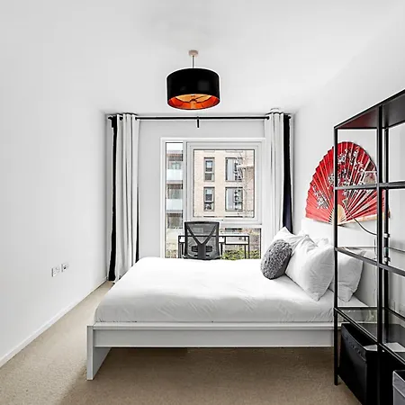 Stylish Flat In Battersea Reach London