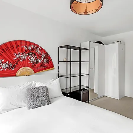 Stylish Flat In Battersea Reach * London