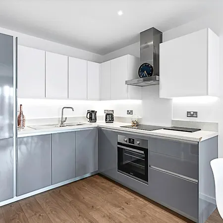 Stylish Flat In Battersea Reach