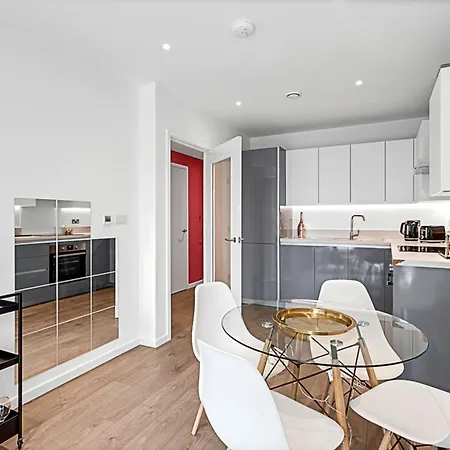Stylish Flat In Battersea Reach London