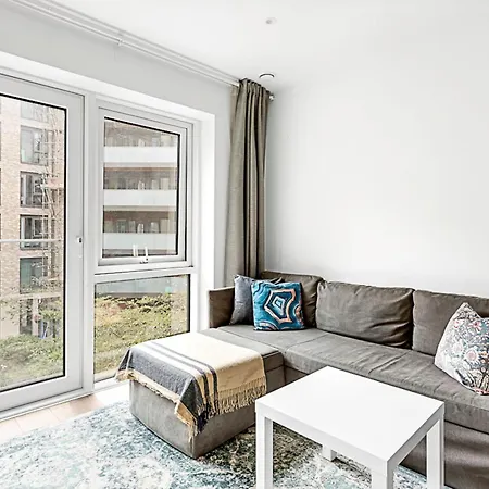 Stylish Flat In Battersea Reach *
