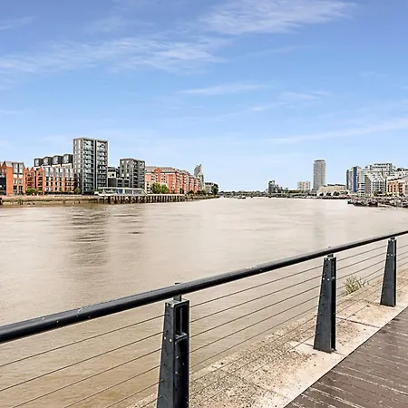 Stylish Flat In Battersea Reach