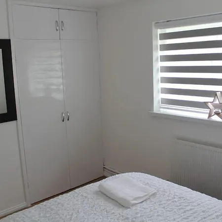 Apartment 2 Bedroom Entire Flat 2 Minutes From Underground *