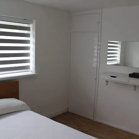 2 Bedroom Entire Flat 2 Minutes From Underground Apartment London
