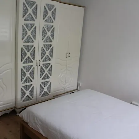 Apartment 2 Bedroom Entire Flat 2 Minutes From Underground London