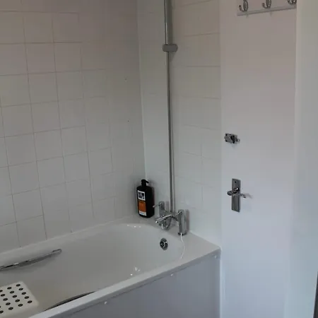 2 Bedroom Entire Flat 2 Minutes From Underground London