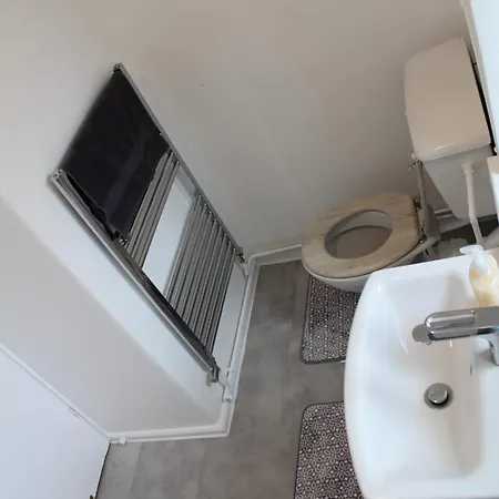 Apartment 2 Bedroom Entire Flat 2 Minutes From Underground London
