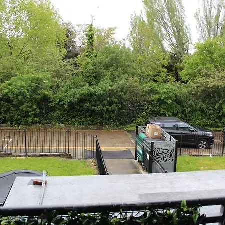 Apartment 2 Bedroom Entire Flat 2 Minutes From Underground London