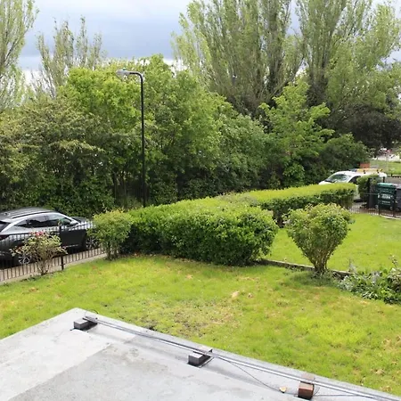 2 Bedroom Entire Flat 2 Minutes From Underground Apartment