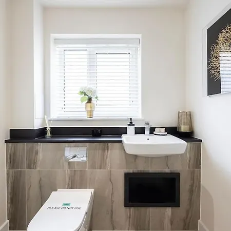 Free Parking/luxurious 3 Bd House/best Offer * London