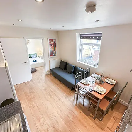 Lovely 3 Bed In The City Of Apartment *