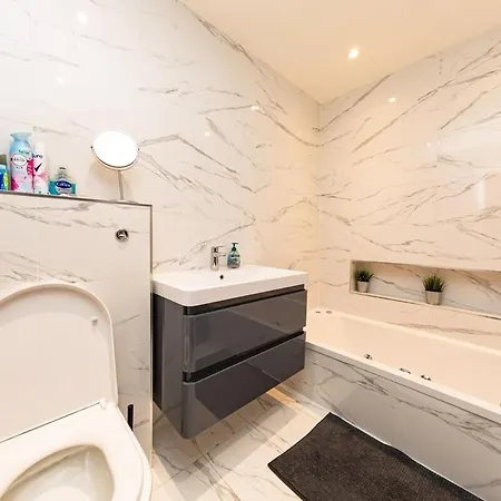 Bonneville House, Private Jacuzzi And Modern Interior Ferienhaus London