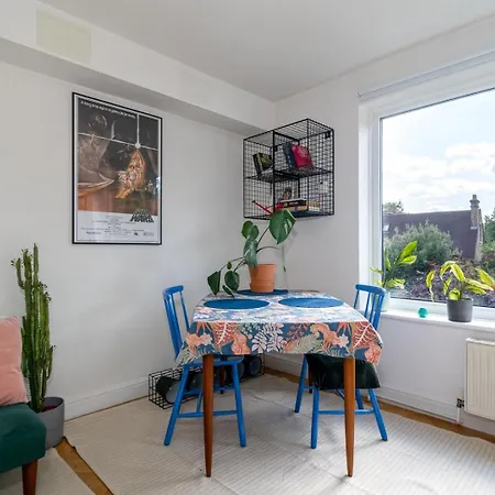 Guestready - Putney Cityscape Convenience