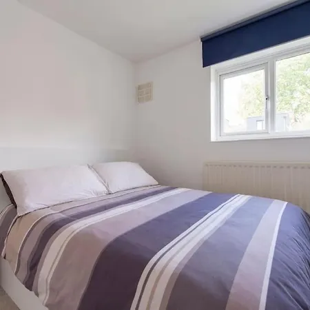 Holiday home Lovely 2-bed 15 Minutes To *