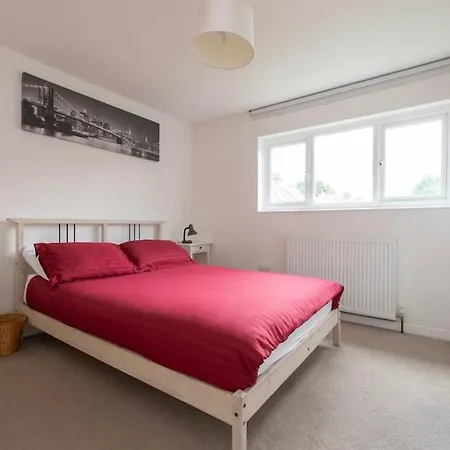 Holiday home Lovely 2-bed 15 Minutes To London