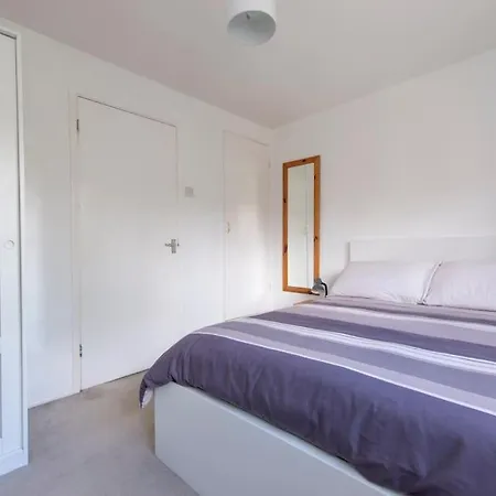 Holiday home Lovely 2-bed 15 Minutes To *