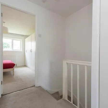 Lovely 2-bed 15 Minutes To Holiday home