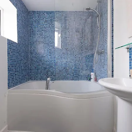 Lovely 2-bed 15 Minutes To Сasa de vacaciones *