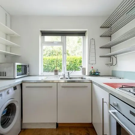 Lovely 2-bed 15 Minutes To Holiday home London
