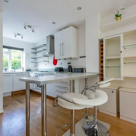Lovely 2-bed 15 Minutes To London