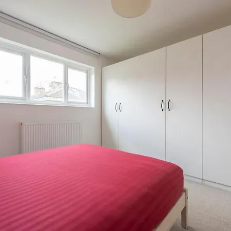 Lovely 2-bed 15 Minutes To Holiday home *
