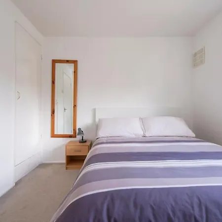 Lovely 2-bed 15 Minutes To *