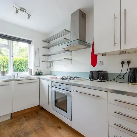 Lovely 2-bed 15 Minutes To Holiday home London