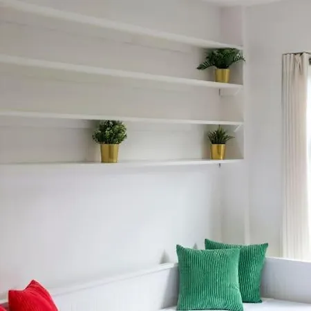 Casa vacanze Lovely 2-bed 15 Minutes To *