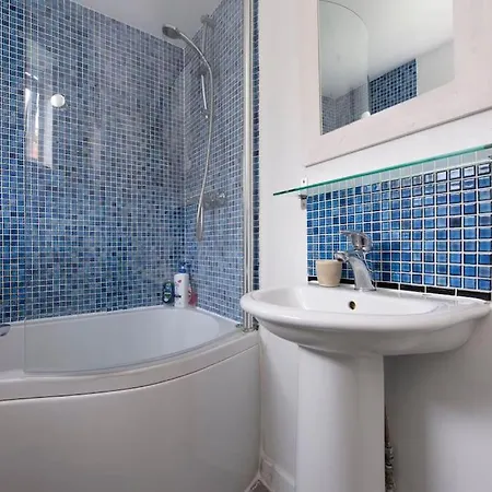 Lovely 2-bed 15 Minutes To Сasa de vacaciones Londres