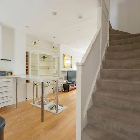 Holiday home Lovely 2-bed 15 Minutes To London