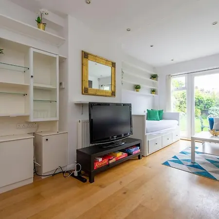 Lovely 2-bed 15 Minutes To Holiday home *