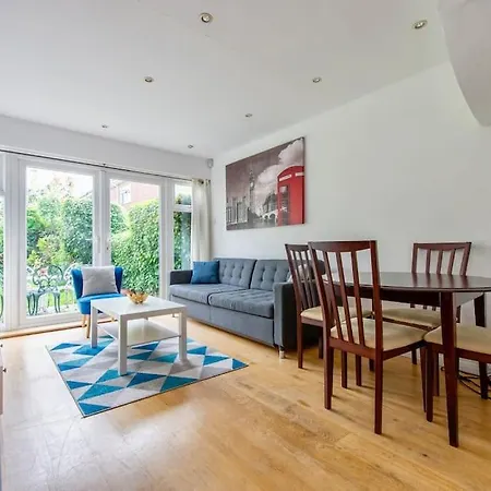 Lovely 2-bed 15 Minutes To Holiday home London