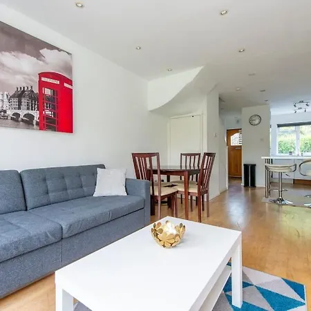 Holiday home Lovely 2-bed 15 Minutes To
