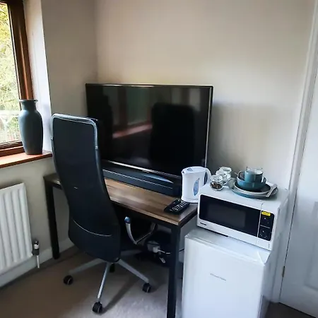 Homestay Old Slade - Train To London 30mins, Heathrow 15mins Away,free Parking - En-suit *