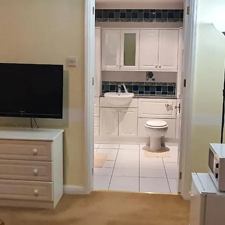 Old Slade - Train To London 30mins, Heathrow 15mins Away,free Parking - En-suit *