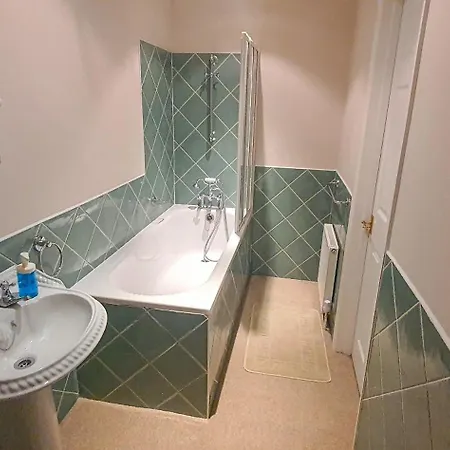 Old Slade - Train To London 30mins, Heathrow 15mins Away,free Parking - En-suit Homestay