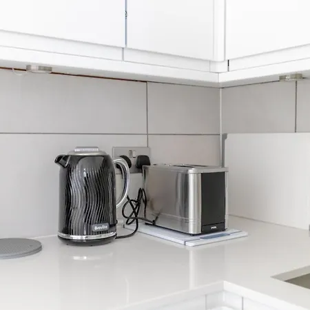 Apartment Beautifully Presented 2bd Flat Wpatio- Kensington