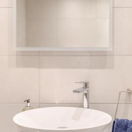 Apartment Beautifully Presented 2bd Flat Wpatio- Kensington *