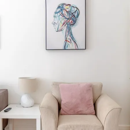 Apartment Beautifully Presented 2bd Flat Wpatio- Kensington *